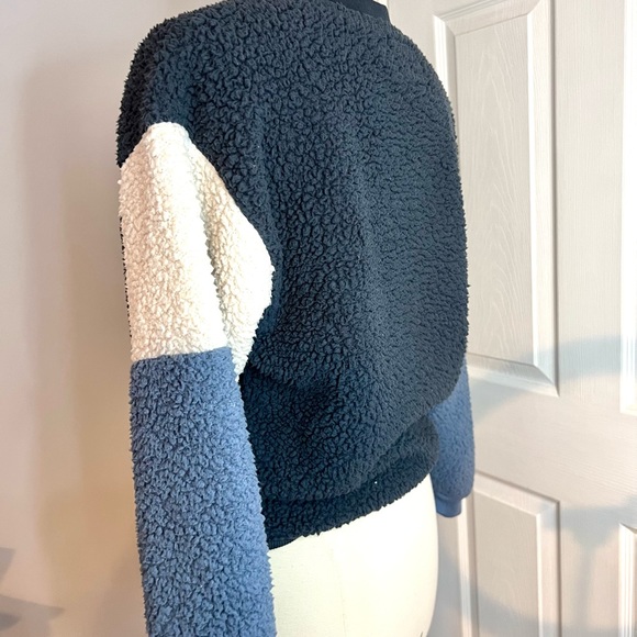 American Eagle Sherpa Pullover - Picture 2 of 3